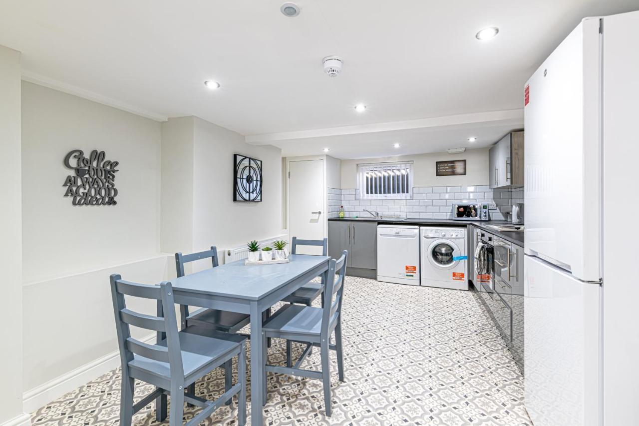 Luxury 5 Bedroom Holiday Home Within Prescot Esterno foto